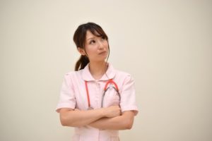 悩む看護師